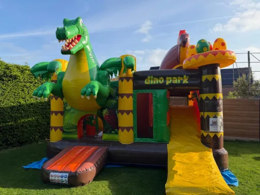 Multiplay Dino springkasteel van Mare Factory, opgesteld op gras